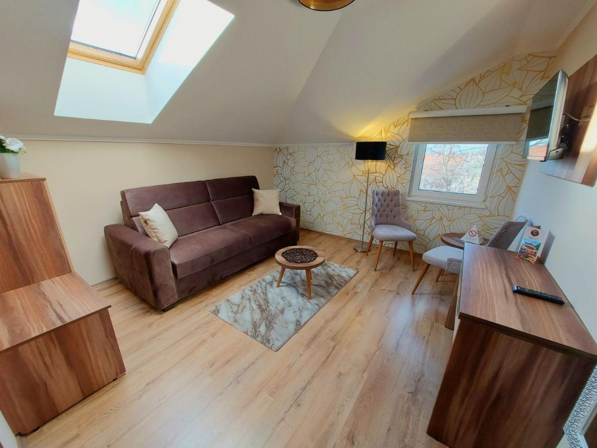 Papuli Rooms 4U Senta Exteriör bild