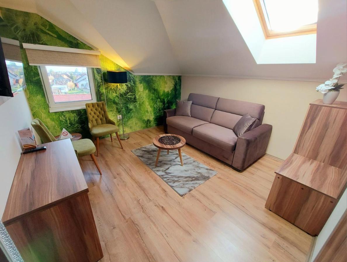 Papuli Rooms 4U Senta Exteriör bild